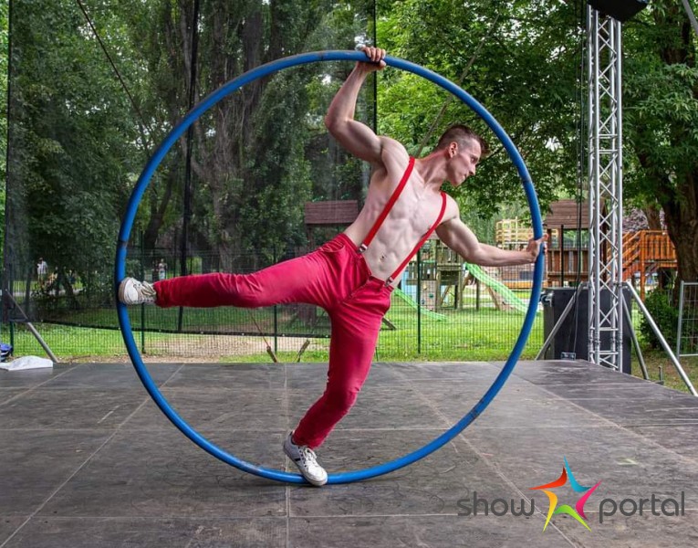 Akrobat na Cyr Wheel kruhu