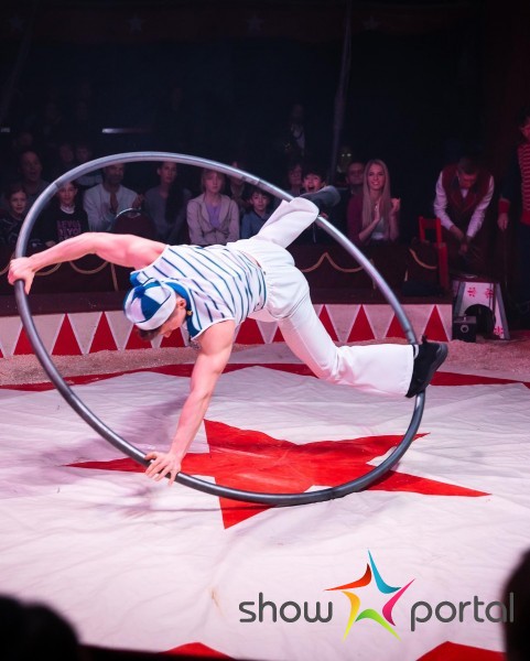Akrobat na Cyr Wheel kruhu