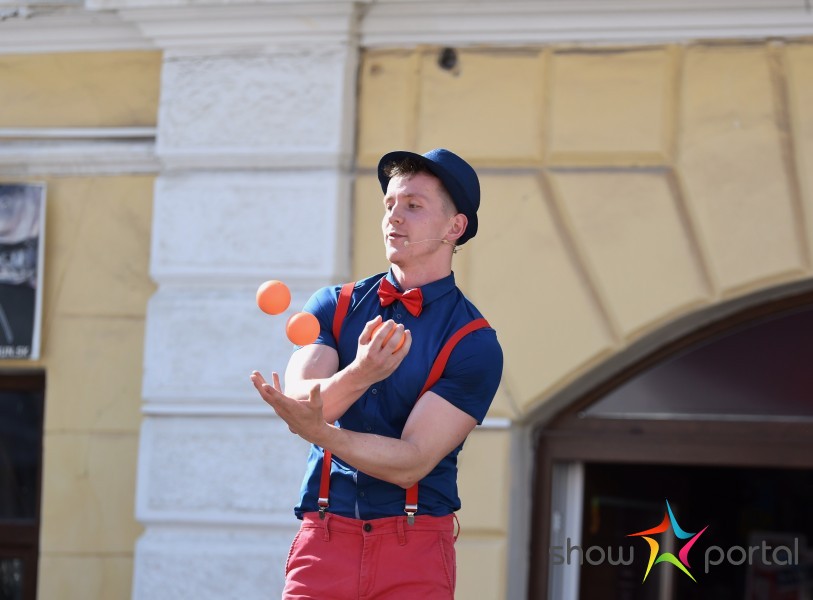 Cirkusový žonglér a zabávač