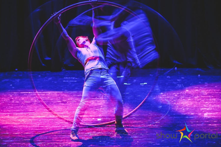 Akrobat na Cyr Wheel kruhu