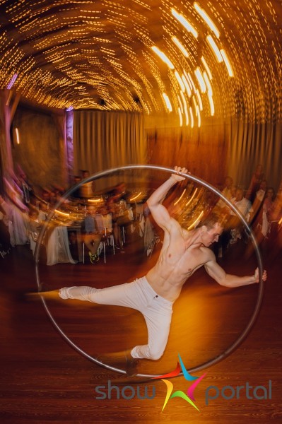 Akrobat na Cyr Wheel kruhu
