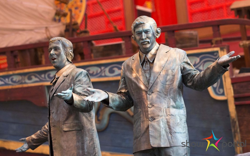 BIG NAMES SINGING STATUES