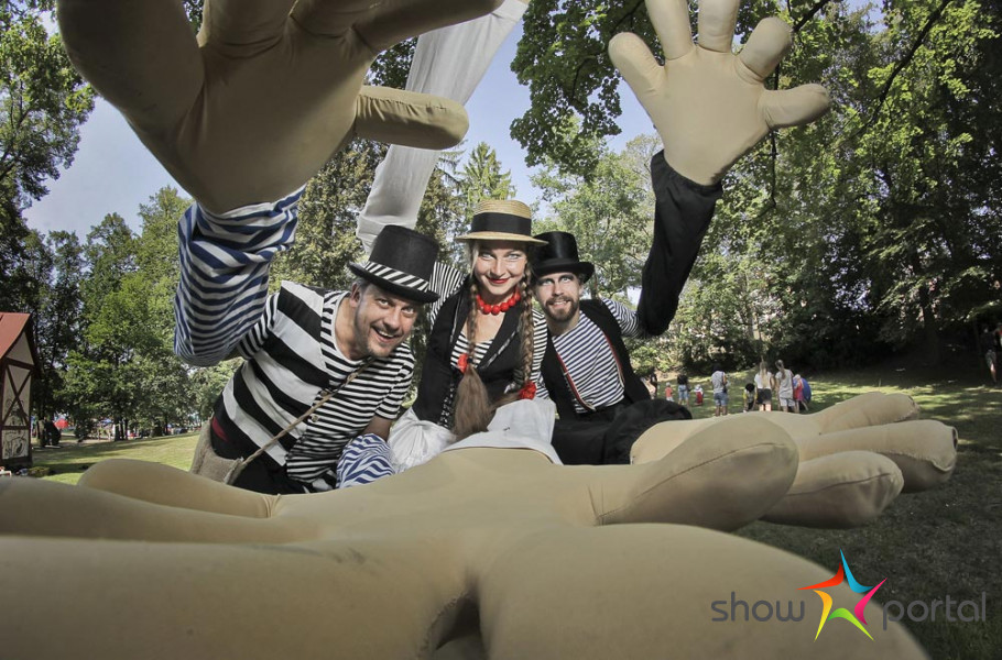 Dell Arte - postavy s obrími rukami /CZ/