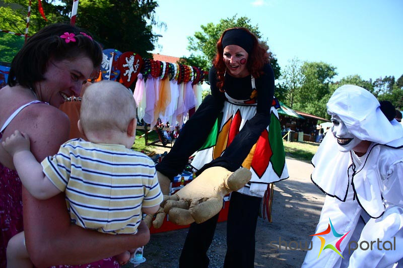 Dell Arte - postavy s obrími rukami /CZ/