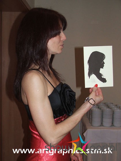 Vystrihovanie siluet z papiera, najrýchlejšie portrétovanie - Michal Takács