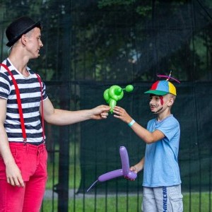 Cirkusový žonglér a zabávač