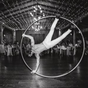 Akrobat na Cyr Wheel kruhu